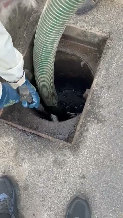 Praca przy studzience drogowej